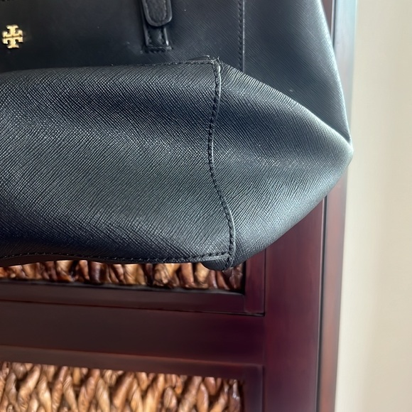 Tory Birch classic black bag needs reserected🌸 bottom and inside like new - Picture 5 of 8